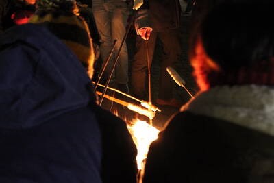 Lagerfeuer und kostenloses Stockbrot für Kinder