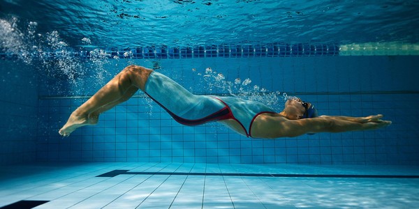 Neoprenanzug-Testschwimmen im Wiener Stadthallenbad