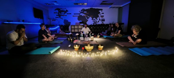 Sound bath and Essential Oils with Karine & Kriss, last to one