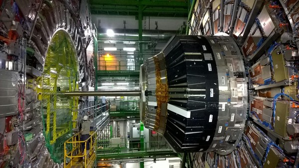 The CMS experiment at CERN