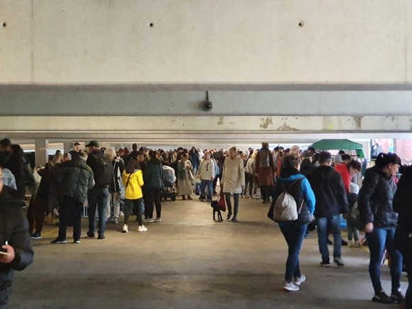 Floh und Trödelmarkt im Parkhaus Neugraben, direkt am Neugrabener Bahnhof.