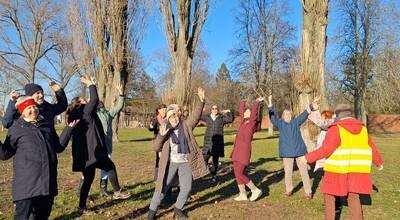 Lachyoga auf dem Tempelhofer Feld - fröhlich und fit in den Frühling