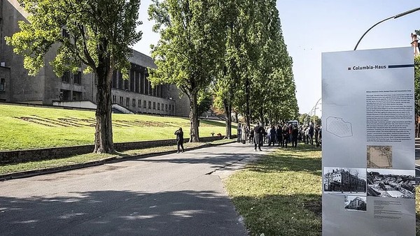 Rundgang zum Erinnerungszeichen „nicht mehr zu sehen“