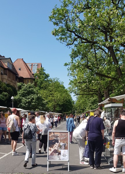 Kunsthandwerker und Antikmarkt am Rüdesheimer Platz