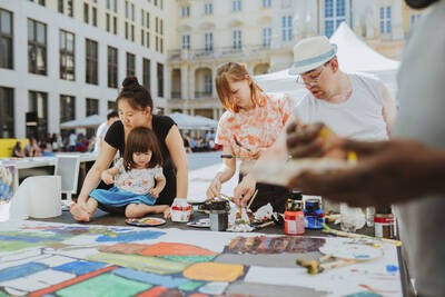 Schloss der Wünsche. Kunst, Protest und Popmusik im Schlüterhof bei 'Berlin Global'