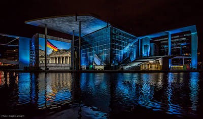 Film- und Lichtprojektion am Deutschen Bundestag (täglich)